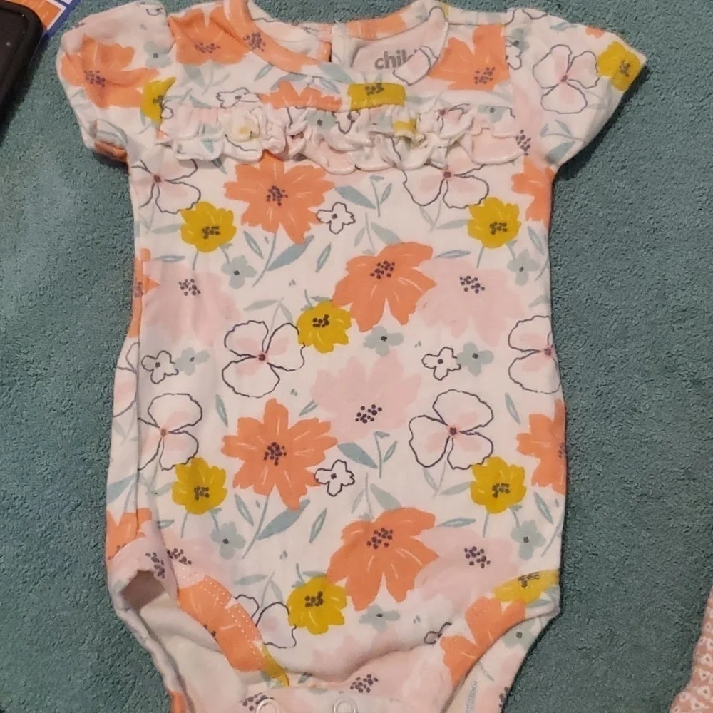 4 Carter's Onesies size 0-3 months